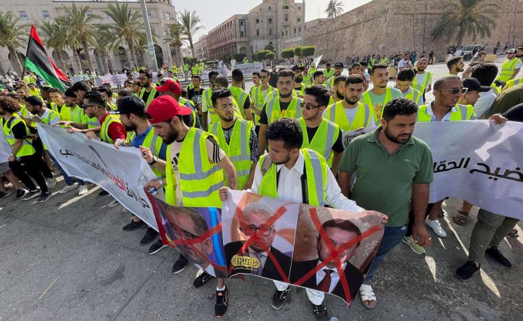 المحتجونفي طرابلس يطالبون بانهاء الانقسامات وحل أزمة الكهرباء واخراج المرتزقة والقوات الأجنبية