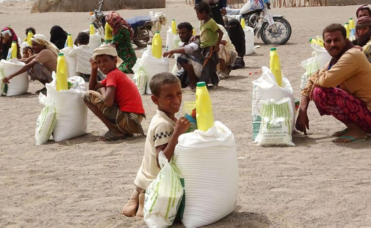 يمنيون فارون من الحرب يتلقون مساعدات غذائية في الحديدة