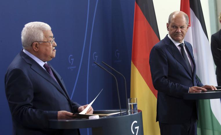 المستشار الألماني أولاف شولتز والرئيس الفلسطيني محمود عباس في برلين