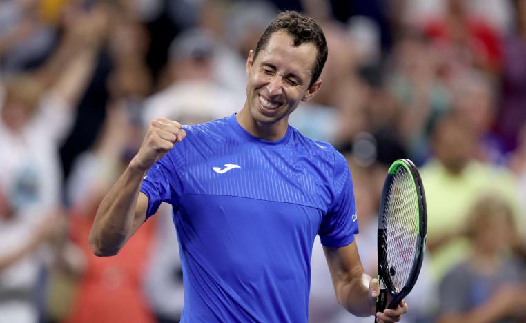 بداية صاروخية لايلاهي غالان