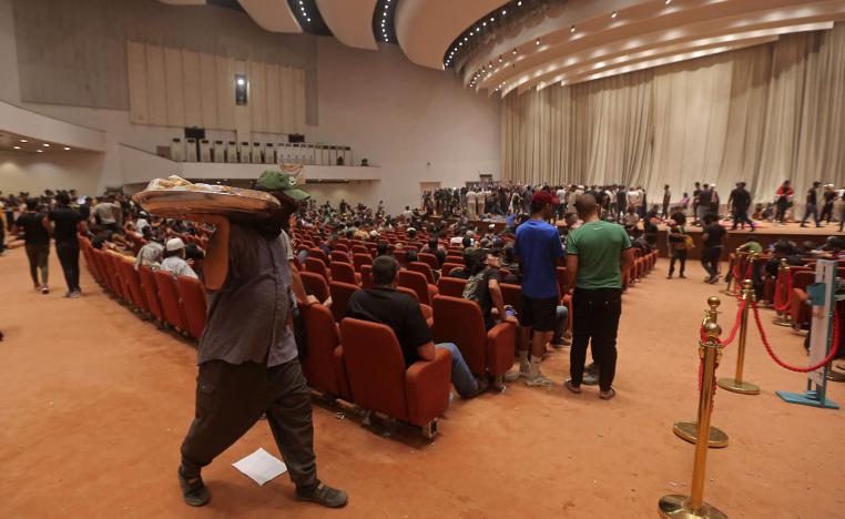 باعة متجولون وسط البرلمان العراقي