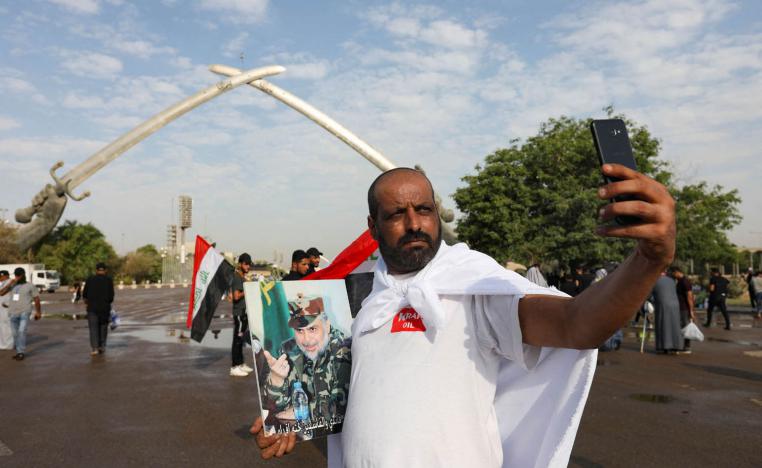 ناشط من التيار الصدري في سيلفي وسط ساحة الاحتفالات الكبرى في بغداد
