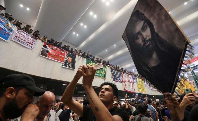 ناشطون صدريون وسط البرلمان العراقي