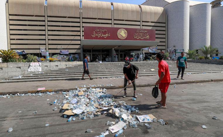 عمال البلدية ينظفون آثار الاعتصام أمام البرلمان العراقي