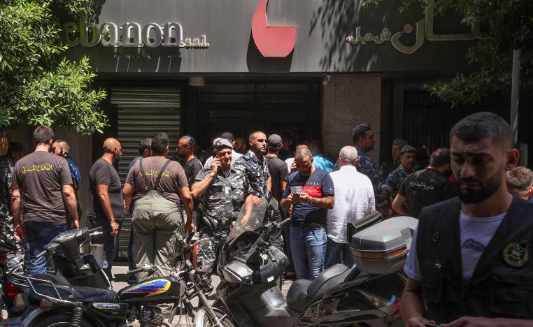 طريقة عنيفة للاحتجاج على احتجاز الودائع