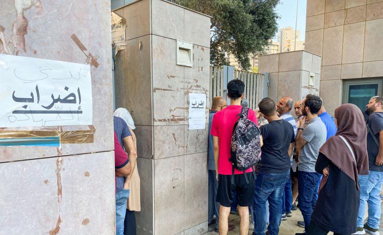 معظم موظفي الدولة مضربون عن العمل احتجاجا على تدني مستويات المعيشة