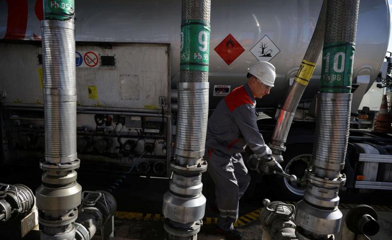 المخاوف من تباطؤ الاستهلاك في الصين والعالم تدفع أسعار النفط إلى الانخفاض 16 بالمئة