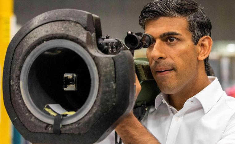 مرشح الزعامة في بريطانيا ريشي سوناك يطلع على صاروخ مضاد للدروع تستخدمه القوات الأوكرانية