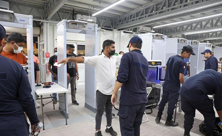 قطر تدرب المجندين على البحث عن المواد المهربة إلى الملاعب