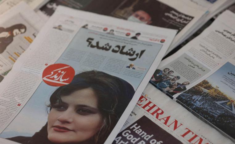 صفحات من جريدة إيرانية تتناول مقتل الفتاة مهسا أميني