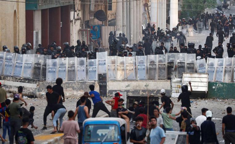 أنصار الصدر يتظاهرون أمام المنطقة الخضراء تنديدا بانعقاد البرلمان العراقي