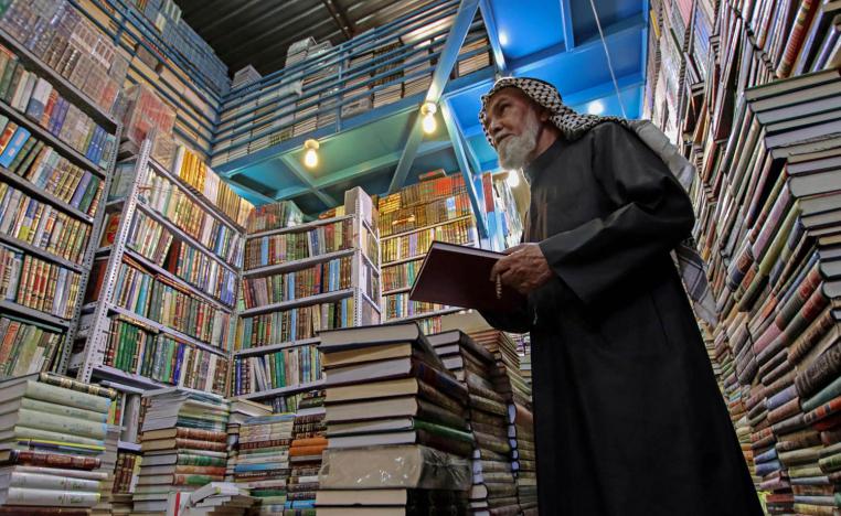 عراقي في مكتبة في النجف