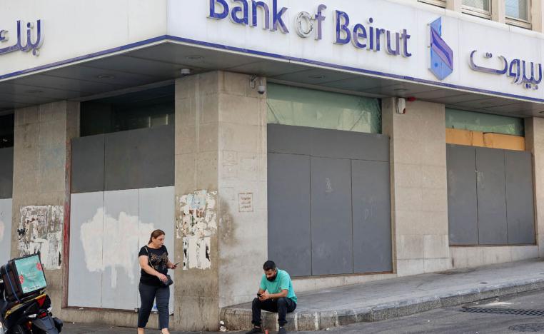 لبنانيون أمام بنك في بيروت