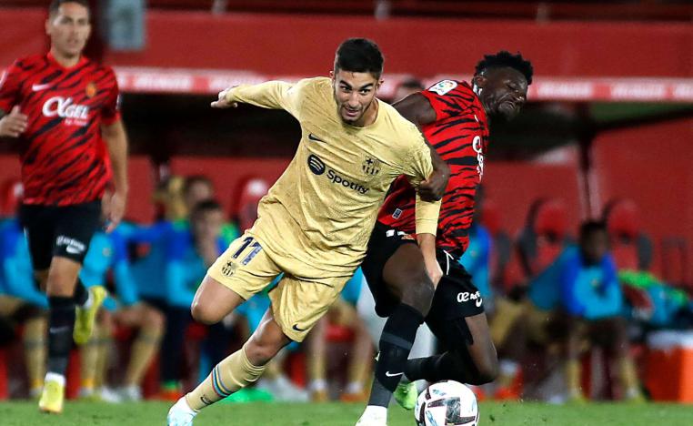 الفريق الكاتالوني يرفع رصيده إلى 19 نقطة بفارق نقطة واحدة أمام غريمه التقليدي ريال مدريد