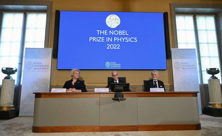 الفيزياء الكمية تقود فرنسي وأميركي ونمساوي لجائزة نوبل