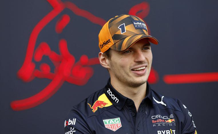 سائق ريد بول الهولندي يحتاج للفوز في السباق الياباني وبأسرع لفّة فيه ليحصد نقطة اضافية