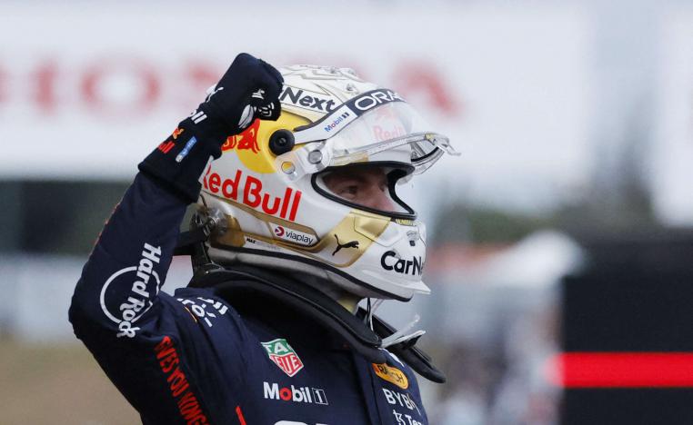 سائق ريد بول الهولندي يجتاز خط النهاية من دون ان يعلم بأنه توج بطلا للعالم للمرة الثانية تواليا 