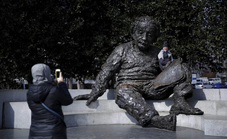 نصب للعالم البرت اينشتاين في واشنطن