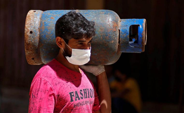 فلسطيني يحمل اسطوانة غاز في غزة