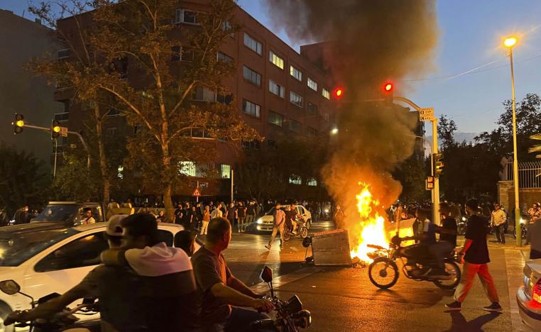 محتجون ضد النظام في طهران