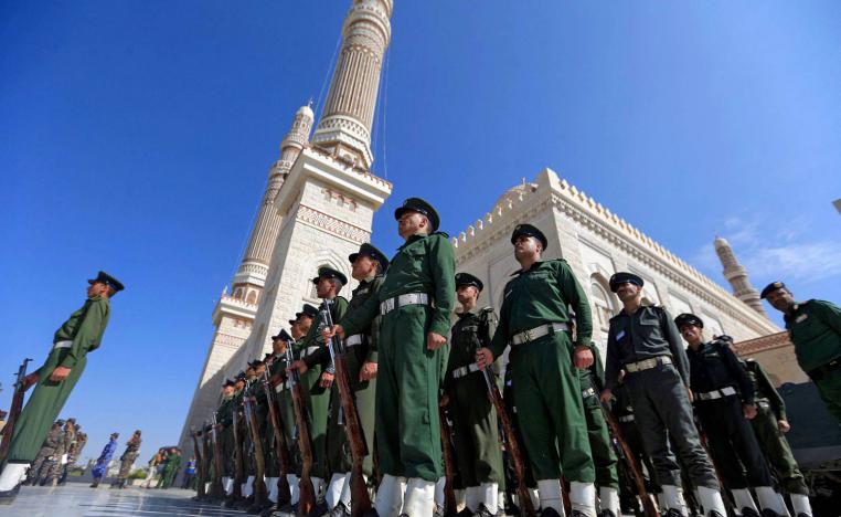 قوات أمن حوثية في استعراض عسكري أمام جامع الصالح في صنعاء