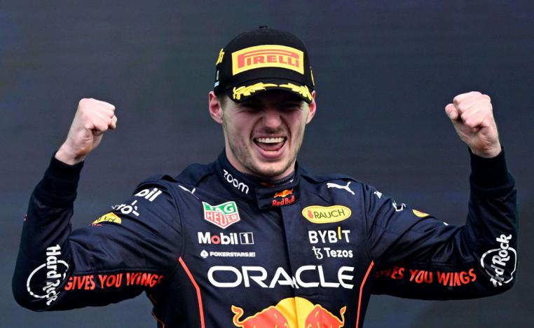 السائق الهولندي يرفع رصيده في صدارة ترتيب السائقين إلى 416 نقطة أمام زميله المكسيكي بيريس 