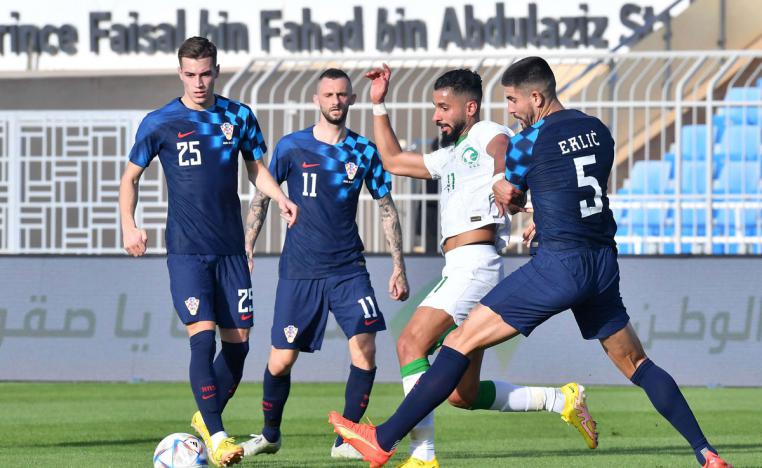 الشهري يتنافس على الكرة مع المدافع إرليك 
