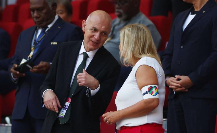 وزيرة الداخلية الألمانية ظهرت في ملعب خليفة الدولي وهي ترتدي شارة 'حب واحد' التي ترمز للمثليين