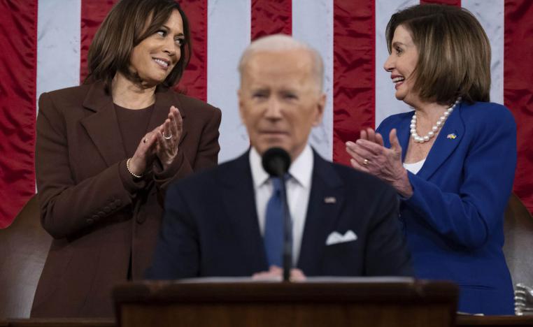 الرئيس الأميركي جو بايدن مع نائبته كامالا هاريس ورئيسة مجلس النواب نانسي بيلوسي