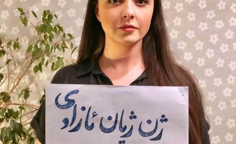الناشطة الإيرانية تارانه علي دستي من دون حجاب