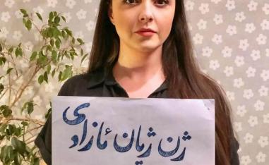 الناشطة الإيرانية تارانه علي دستي من دون حجاب