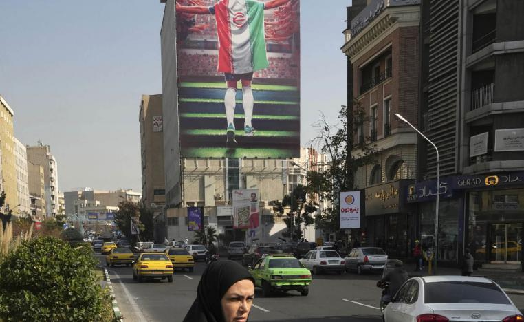 شاشة تلفزيونية وسط طهران تعرض مباريات الفريق الإيراني في قطر