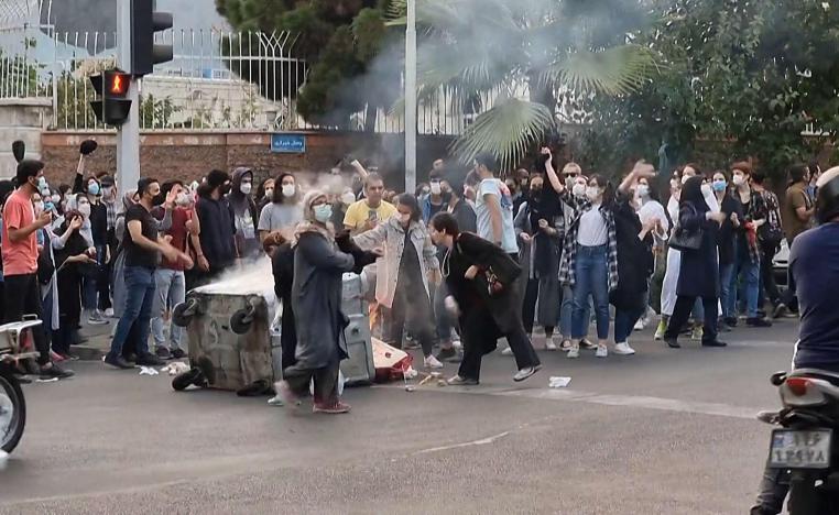 ايران تصم اذانها عن مطالب المحتجين