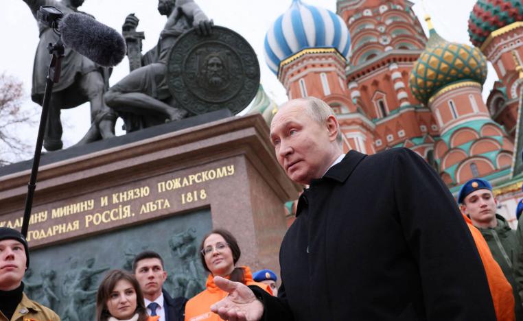 الرئيس الروسي فلاديمير بوتين أمام الكرملين