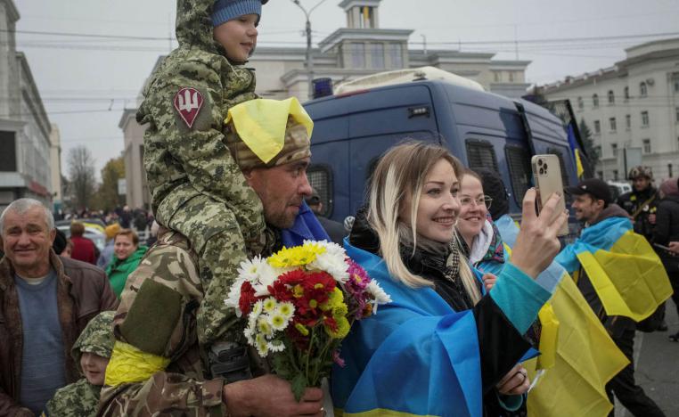 اوكرانيون يحتفلون وسط خيرسون بانسحاب القوات الروسية