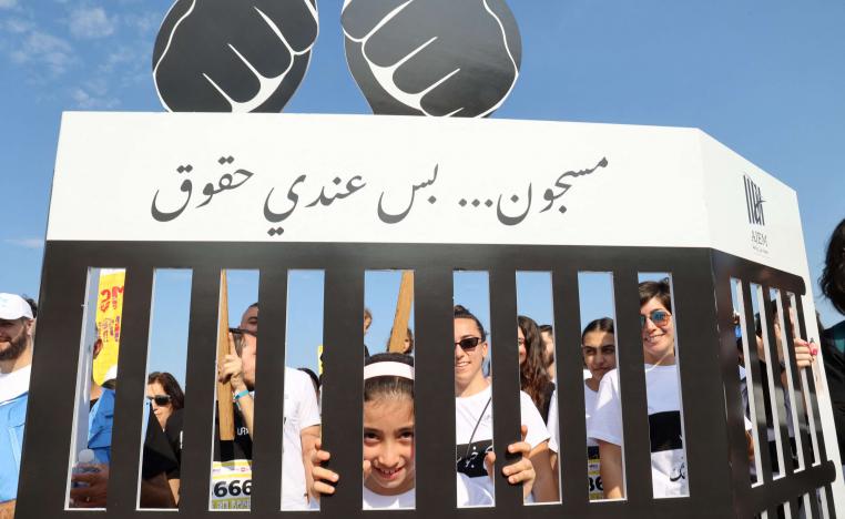 على وقع الأزمة الاقتصادية، تضاءلت قدرة العائلات على دعم أفرادها في السجون وحتى زيارتهم.