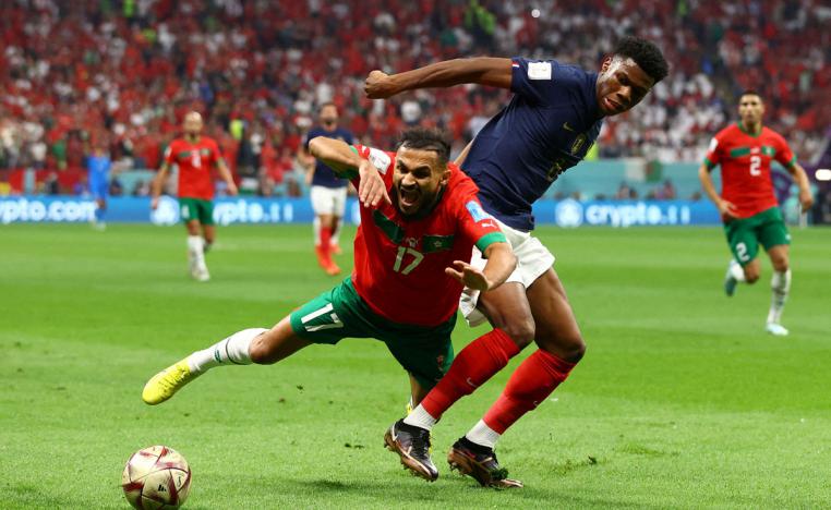 عرقلة المهاجم سفيان بوفال داخل منطقة الجزاء