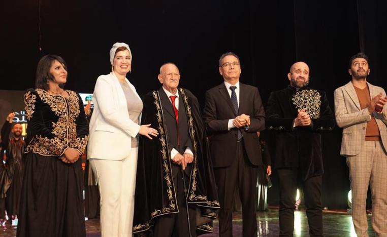 وزيرة الثقافة الجزائرية مع  الفنان طه العامري