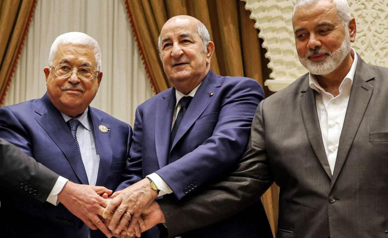 الرئيس الجزائري عبدالمجيد تبون يتوسط الرئيس الفلسطيني محمود عباس وزعيم حماس إسماعيل هنية (يوليو 2022)