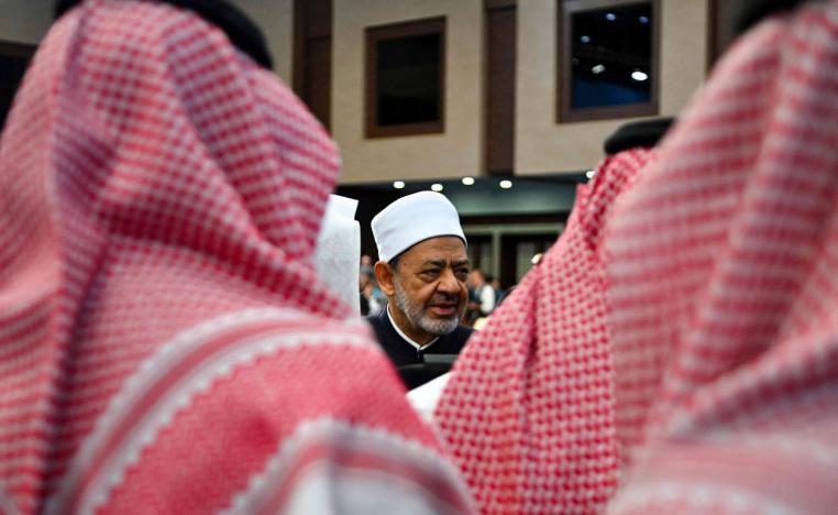 شيخ الأزهر أحمد الطيب يتحدث إلى وفد سعودي في مؤتمر الأديان في كازخستان