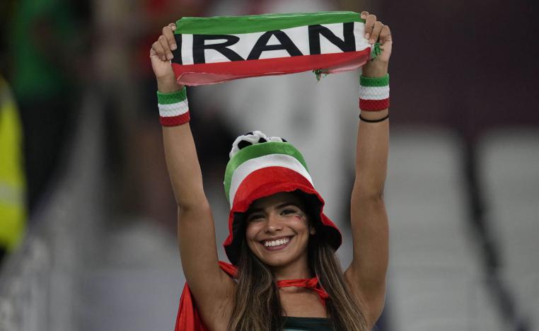 مشجعة إيرانية في ملعب الثمامة في قطر خلال المباراة بين إيران والولايات المتحدة