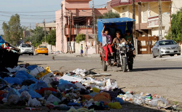 أطفال عراقيون في كركوك يجمعون النفايات من الشوارع
