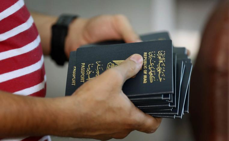 عراقي يحمل جوازات سفر