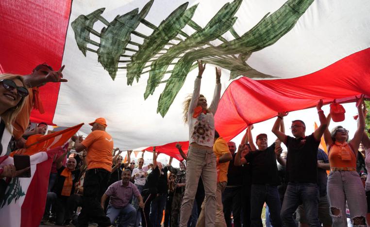 ناشطون في التيار العوني يرفعون علما لبنانيا كبيرا