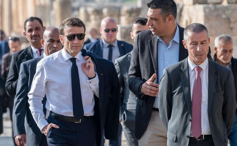 ماكرون العائد من عمان بيد فارغة وأخرى لا شيء فيها يثير ضجيجا حول لبنان