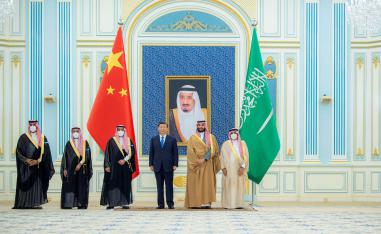 الرئيس الصيني شي جينبينغ مع ولي العهد السعودي الأمير محمد بن سلمان