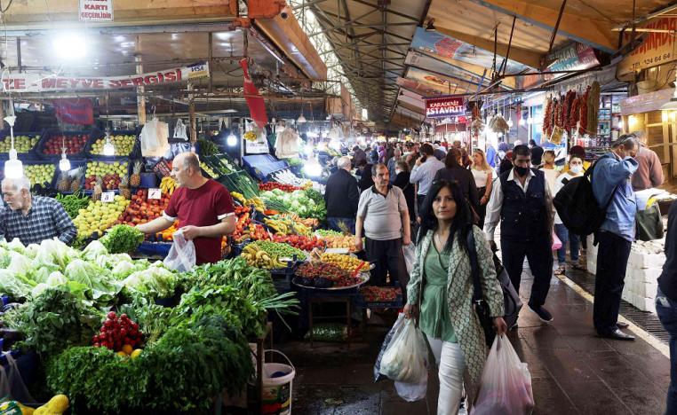 الأتراك يعانون من تردي القدرة الشرائية مع تضخم قياسي وليرة ضعيفة