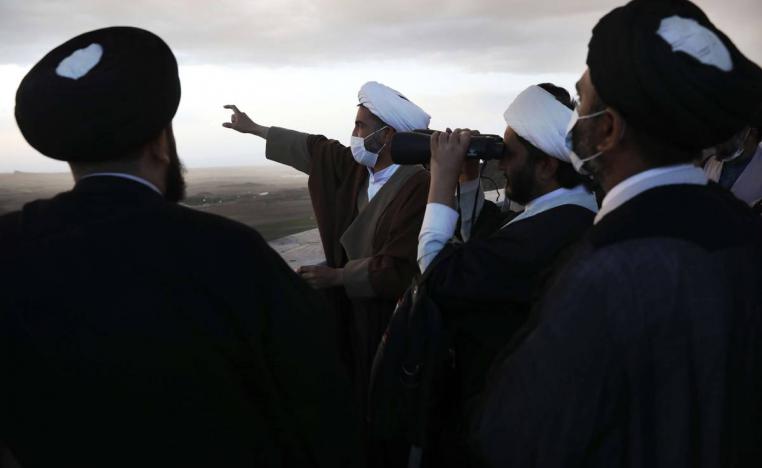 رجال دين شيعة يراقبون هلال رمضان