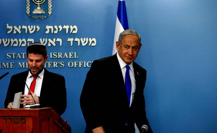 رئيس الحكومة الإسرائيلية بنيامين نتانياهو يغادر مؤتمرا صحفيا مع وزير المالية بتسلئيل سموتريتش