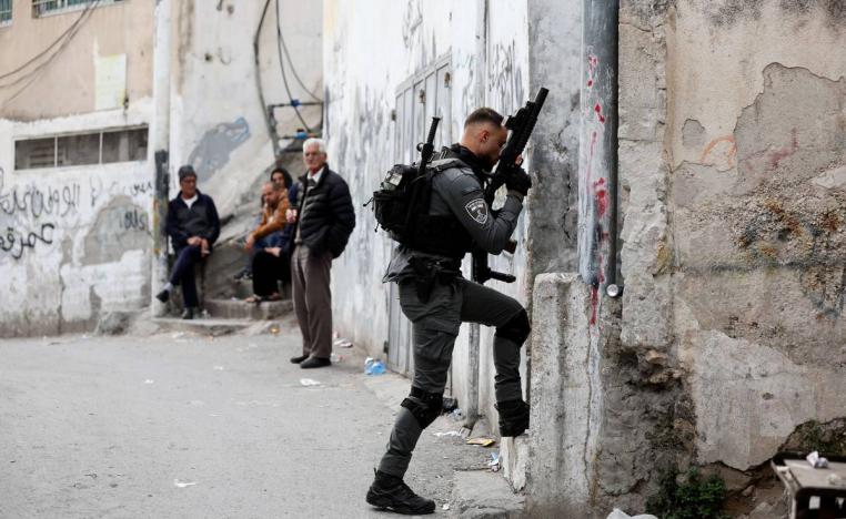 جندي إسرائيلي من حرس الحدود في عملية اقتحام في القدس الشرقية